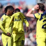 Tottenham kæmper for livet i Premier League, hvor de befinder sig under nedrykningsstregen efter et 2-2-resultat mod Brighton.