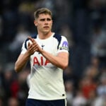 Fremtiden for Tottenhams stopper, Micky van de Ven, hænger i en tynd tråd. Nu er Liverpool angiveligt favorit til at hente ham til sommer.