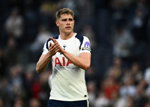 Fremtiden for Tottenhams stopper, Micky van de Ven, hænger i en tynd tråd. Nu er Liverpool angiveligt favorit til at hente ham til sommer.