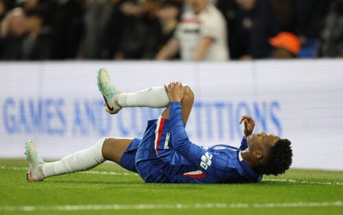 Chelsea-spilleren Estévão er blevet alvorligt skadet.