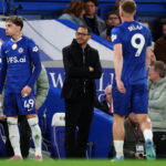 Liam Rosenior langer ud efter Chelsea-spillerne.