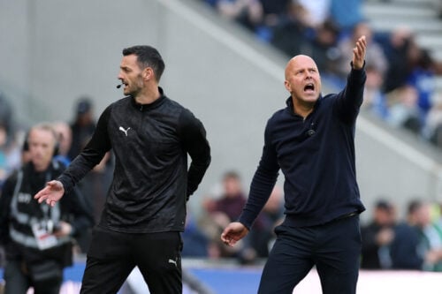 Liverpool møder Everton i Merseyside-derbyet i Premier League, hvor en spiller er udgået med en skade, der skaber nye problemer.