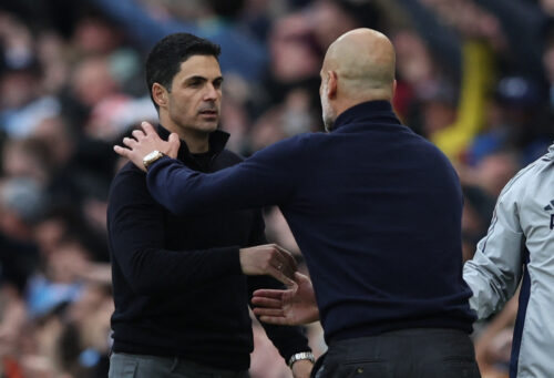 Manchester City og Arsenal kæmper begge om Premier League-titlen, hvor der nu er vendt op og ned på favoritværdigheden.