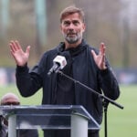 Rygterne om Jürgen Klopp og Real Madrid har igen taget fart. Nye meldinger peger på, at klubben ser ham som en potentiel fremtidig løsning.