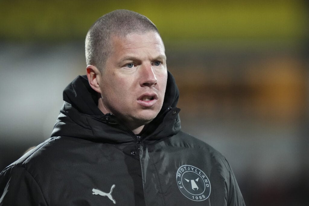 FCM-træner Mike Tullberg reagerer nu efter det fofærdelige knivstikkeri, som har sendt chokbølger igennem dansk fodbold.