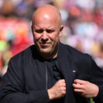 Arne Slot og Liverpool har givet op.