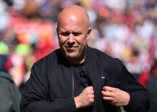 Arne Slot og Liverpool har givet op.