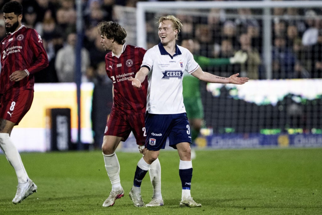 Det blev en intens pointdeling mellem AGF og FCM i søndagens gulddrama, hvor flere kendelser vakte harme. Nu reagerer Jakob Sundberg.
