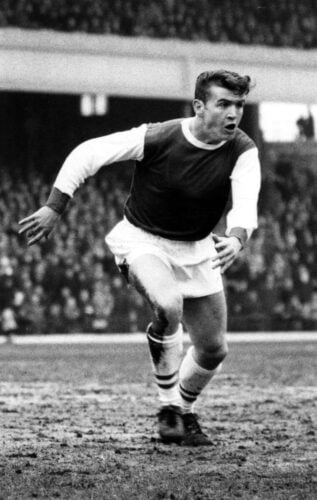 Her ses Joe Baker spille for Arsenal.