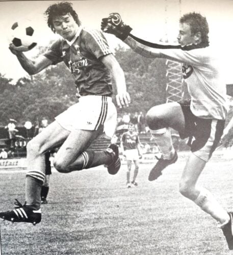 Flemming Christensen i kamp om bolden med afdøde Lars Høgh.