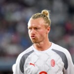 Nu åbner Simon Kjær.