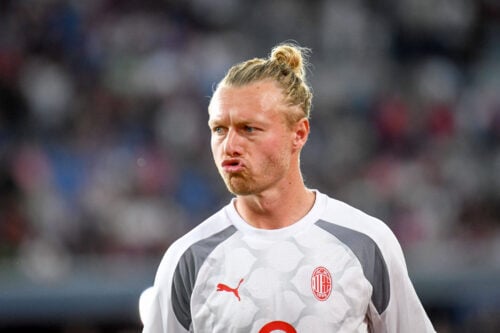 Nu åbner Simon Kjær.