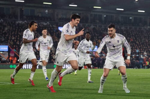 Manchester United møder Leeds i Premier League mandag aften, mens den kommende cheftræner fortsat ikke er på plads.