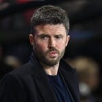 Fremtiden på trænerbænken i Manchester United hænger fortsat i det uvisse, mens Michael Carrick har leveret stærke resultater.