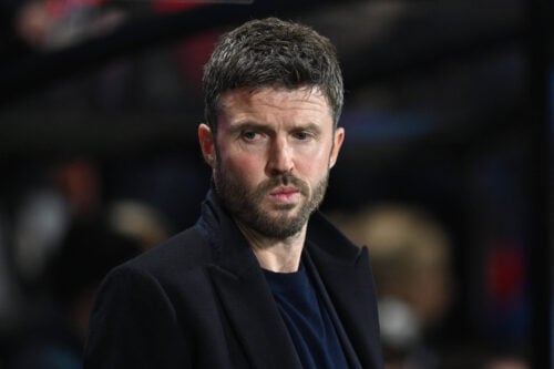 Fremtiden på trænerbænken i Manchester United hænger fortsat i det uvisse, mens Michael Carrick har leveret stærke resultater.