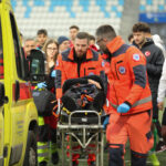 Egemen Korkmaz måtte hentes af en ambulance.