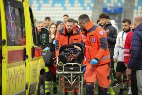 Egemen Korkmaz måtte hentes af en ambulance.