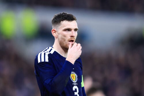 Andy Robertson vinker farvel til Liverpool.