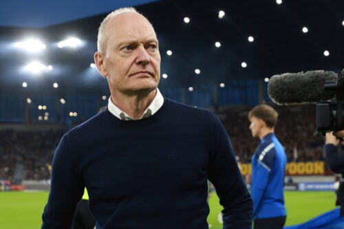 Niels Frederiksen har fået massiv opmærksomhed i den polske Ekstraklasa efter en opsigtsvækkende episode på sidelinjen.