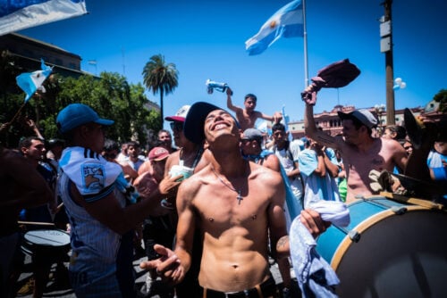 En fodboldstjerne har nu meldt ud til den brede offentlighed, at han er homoseksuel. Det er i samme tid et historisk statement.