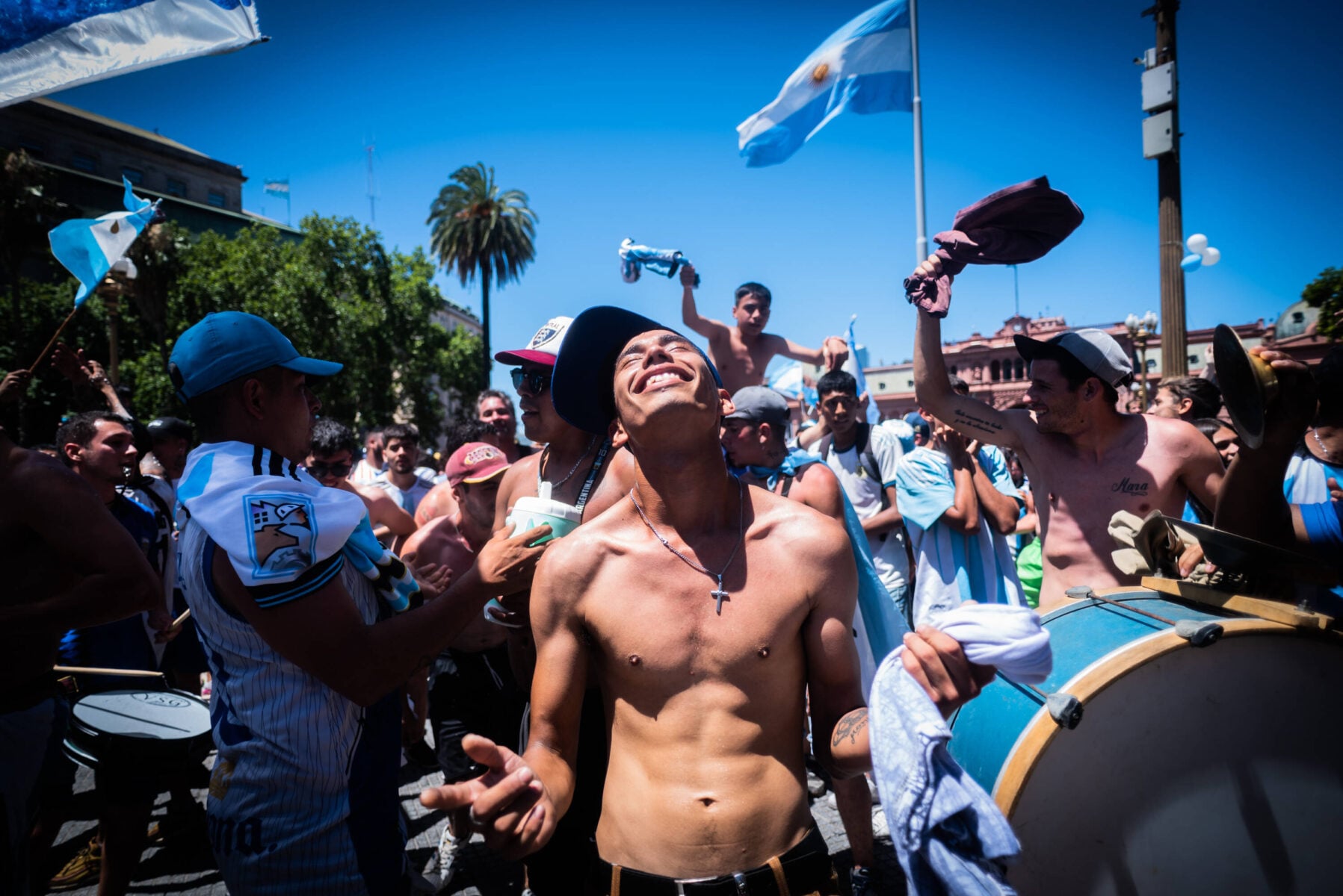 En fodboldstjerne har nu meldt ud til den brede offentlighed, at han er homoseksuel. Det er i samme tid et historisk statement.