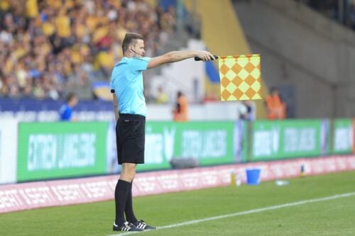 Fodboldens mest omdiskuterede regel har gennemgået en radikal forvandling i professionel fodbold, nemlig offside-reglen.