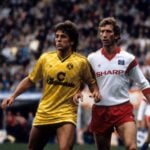 Farverig, flamboyant, åbenmundet, selvbevidst, lækkert hår. Sådan kender offentligheden målfarlige Mark Strudal.