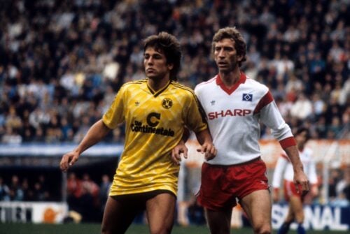 Farverig, flamboyant, åbenmundet, selvbevidst, lækkert hår. Sådan kender offentligheden målfarlige Mark Strudal.