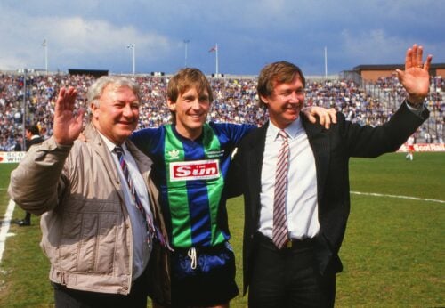 Managersædet på Old Trafford er et af de mest forventnings- og prestigetunge i fodboldens verden. Her er beretningen om Tommy Docherty.