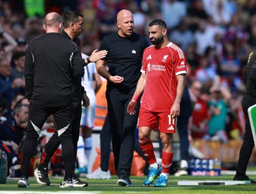 Liverpool møder Manchester United på Old Trafford i Premier League-topkampen søndag, hvor et væld af store navne ikke er med.