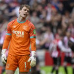 Arsenal slap med skrækken i et dramatisk opgør mod West Ham, hvor en sen udligning blev annulleret efter VAR-gennemgang. 