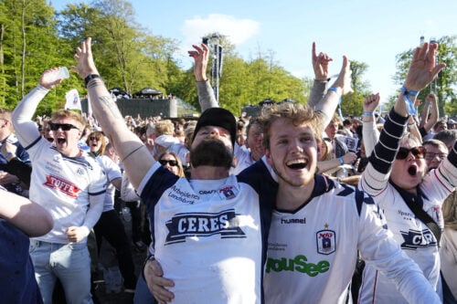 AGF cruiser mod deres første mesterskab i 40 år i den danske Superliga, hvor de fører med 2-0 over Brøndby.