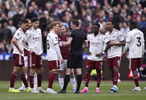 Arsenal kom i problemer mod West Ham søndag aften i Premier League, men fik alligevel raget en sen sejr til sig.