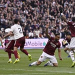 Arsenal sikrede sig en dramatisk sejr over West Ham i en kamp, der efterfølgende er blevet overskygget af massiv debat om VAR.