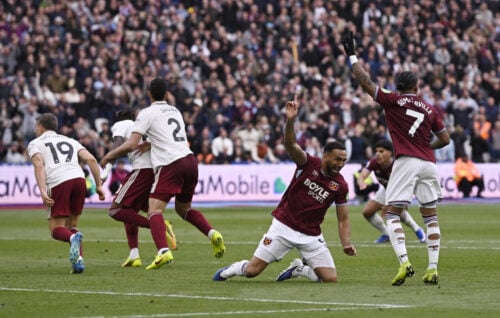 Arsenal sikrede sig en dramatisk sejr over West Ham i en kamp, der efterfølgende er blevet overskygget af massiv debat om VAR.