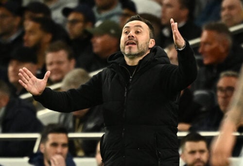 Roberto De Zerbi og Tottenham er fortsat ubesejret i fire kampe, men efter Leeds-remiset var han langt fra tilfreds med dommerlinjen.