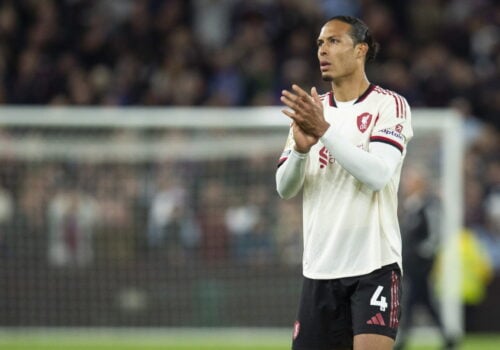 Arne Slot og Liverpool befinder sig i en sportslig krise efter et tungt 4-2-nederlag til Aston Villa, mens de gør klar til en stor handel.