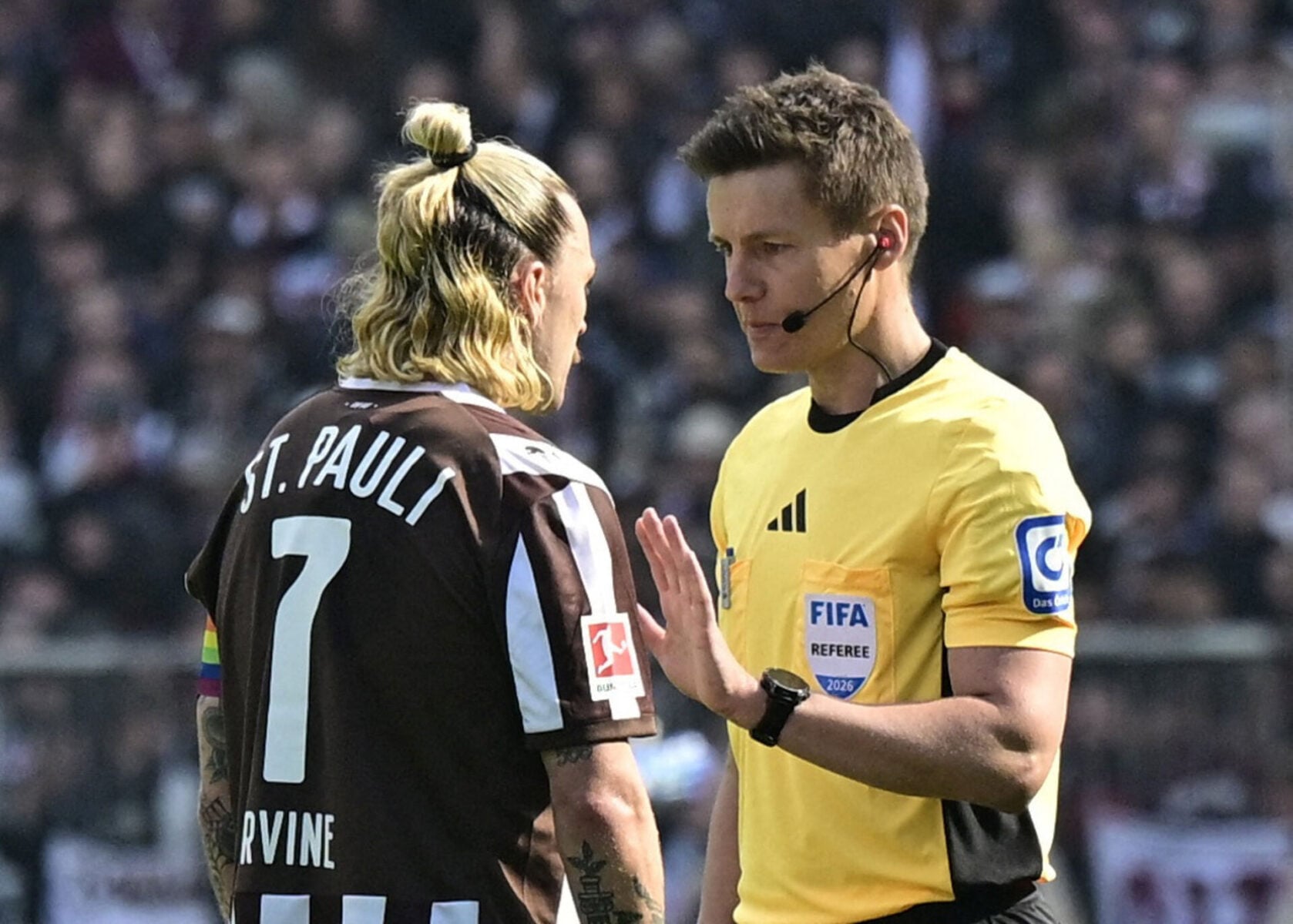 Daniel Siebert skal passe fløjten i lørdagens Champions League-finale mellem PSG og Arsenal. Her er han i samtale med Jackson Irvine fra St. Pauli.