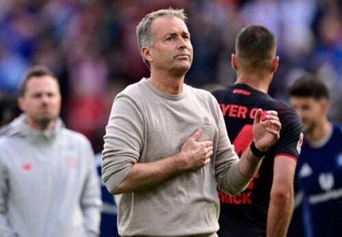 Den danske cheftræner Kasper Hjulmand går en yderst turbulent sommer i møde i Bayer Leverkusen, hvor en fyring er på vej.