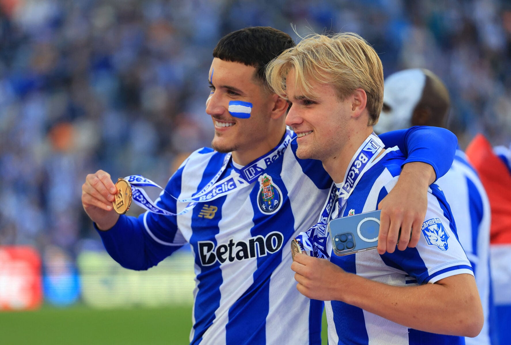Victor Froholdt og FC Porto kunne i den netop overståede sæson hænge guldmedaljerne om halsen. Her ses danskeren sammen med holdkammeraten Deniz Gül.
