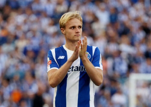Victor Froholdt var til stede, da broren skrev under.