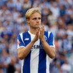 Victor Froholdt vinker farvel til holdkammerat.