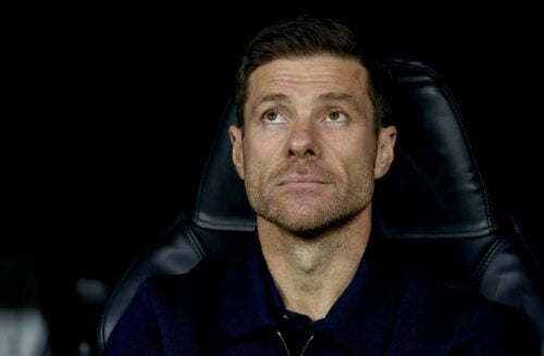 Xabi Alonso har kig mod Manchester United.