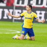 Brøndby-stjerner i totterne på hinanden.