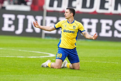 Brøndby-stjerner i totterne på hinanden.