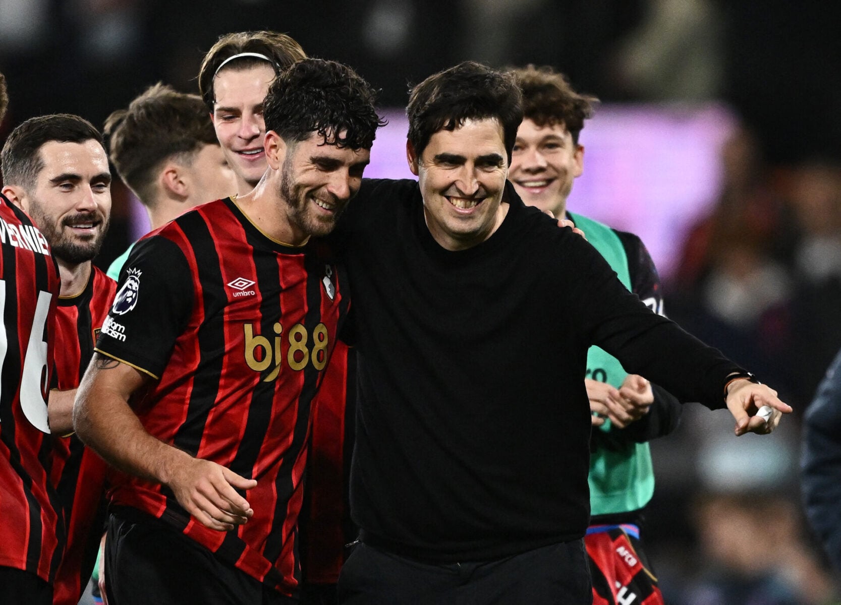 Marcos Senesi skifter efter sigende til Tottenham.