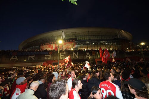 Arsenal har endelig fået fingrene i Premier League-trofæet, som de har jagtet i mere end to årtier. Nu eksploderer en dansker i glædesrus.