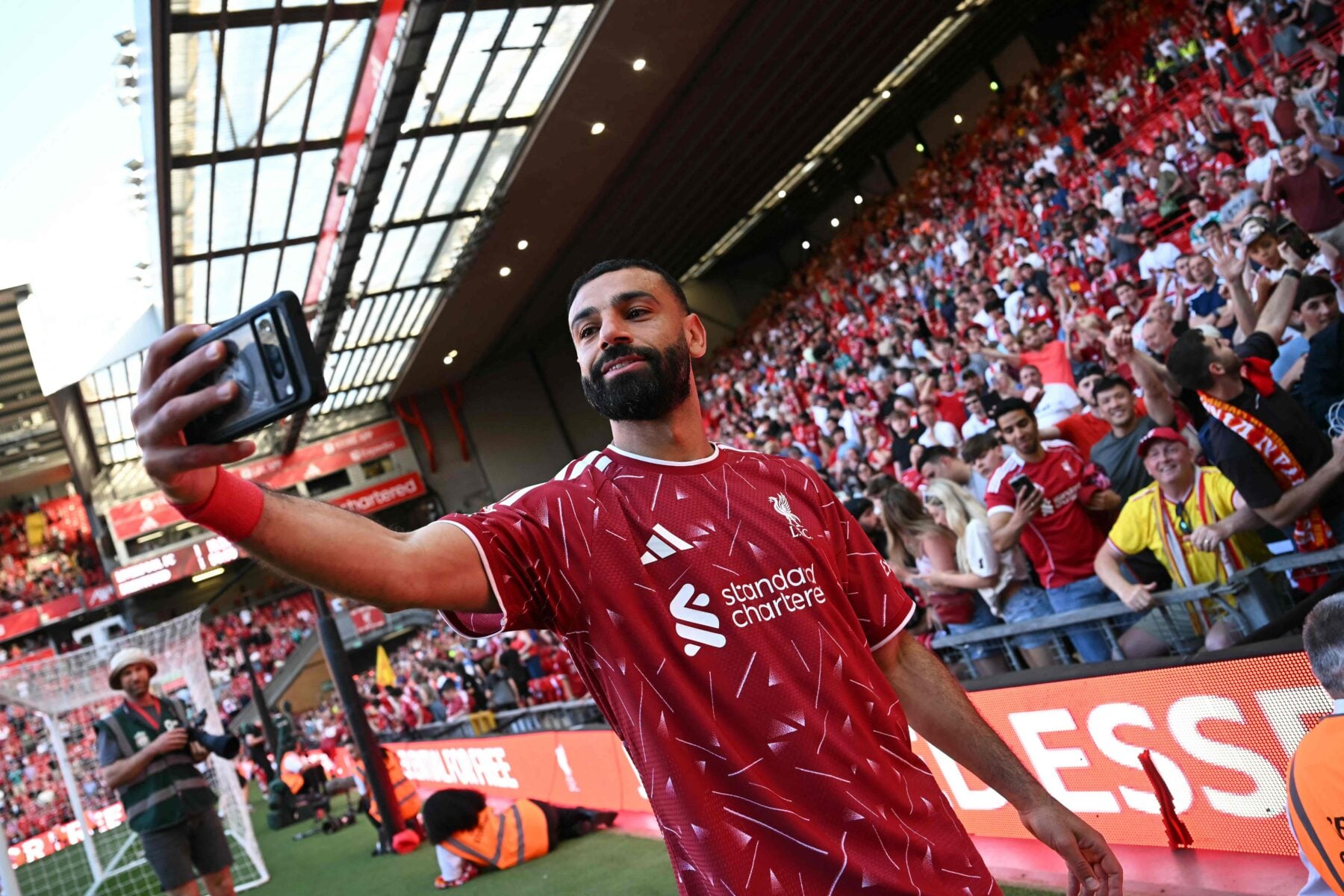Det blev en uhyre vemodig og følelsesladet søndag eftermiddag på Anfield, hvor Mohamed Salah sagde farvel med et brag.