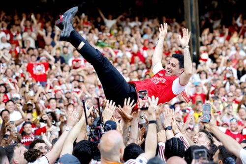 Arsenal har endelig sikret sig det engelske mesterskab for første gang i 22 år, mens de nu arbejder på en vaskeægte guld-transfer.