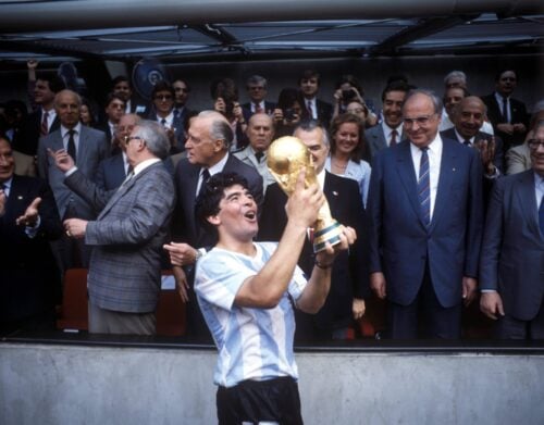 Diego Armando Maradona er en fodboldpersonlighed der deler vandene. Her er Michael Kjærbøls portræt af den argentinske legende.